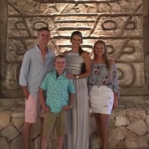 Meet your Posher, Lari